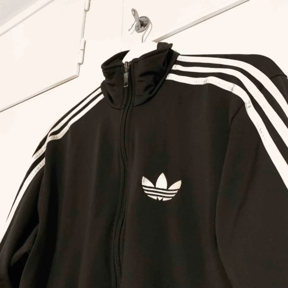 Äkta Adidas tröja, säljer då den aldrig kommer till användning, finns i Trollhättan men kan också fraktas 🌻. Hoodies.