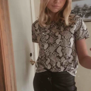  - Snygg tisha med ormmönster!!🤩🤩 såå snygg med en långärmad under🤙🤓👊😍