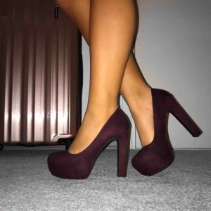  - Helt oanvända vinröda klackar från H&M. Super fina men har aldrig kommit till användning så säljer dom för att få plats med nya klackar😄 säljer ett till par klackar från Nelly, köp båda för 199kr💞