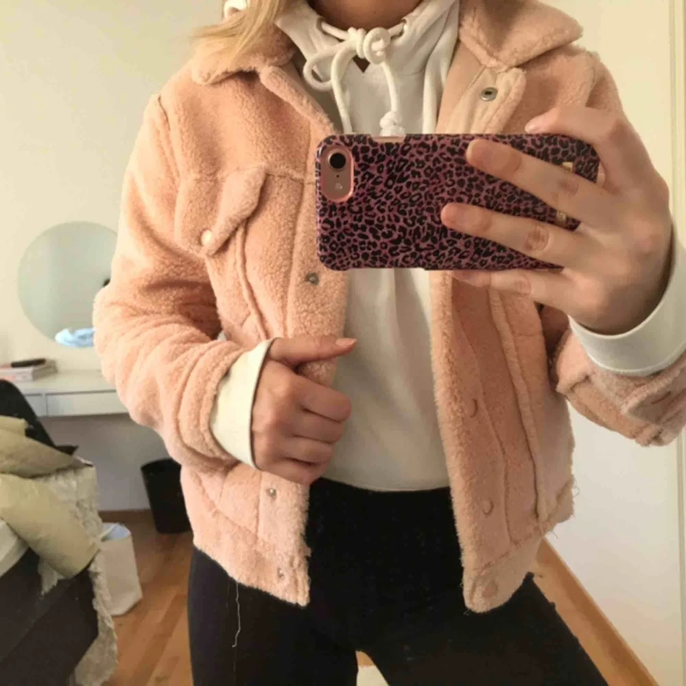 SKITsnygg teddyjacka som alldeles för sällan kommer till användning! Fin rosa färg och supermysig!! Stl XS men oversized i modellen, köpt för 599kr säljes för 250kr🥰. Jackor.