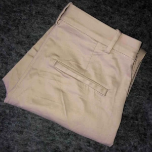  - Beiga byxor från H&M, använda 2-3 gånger! Bra passform och mycket sköna! 