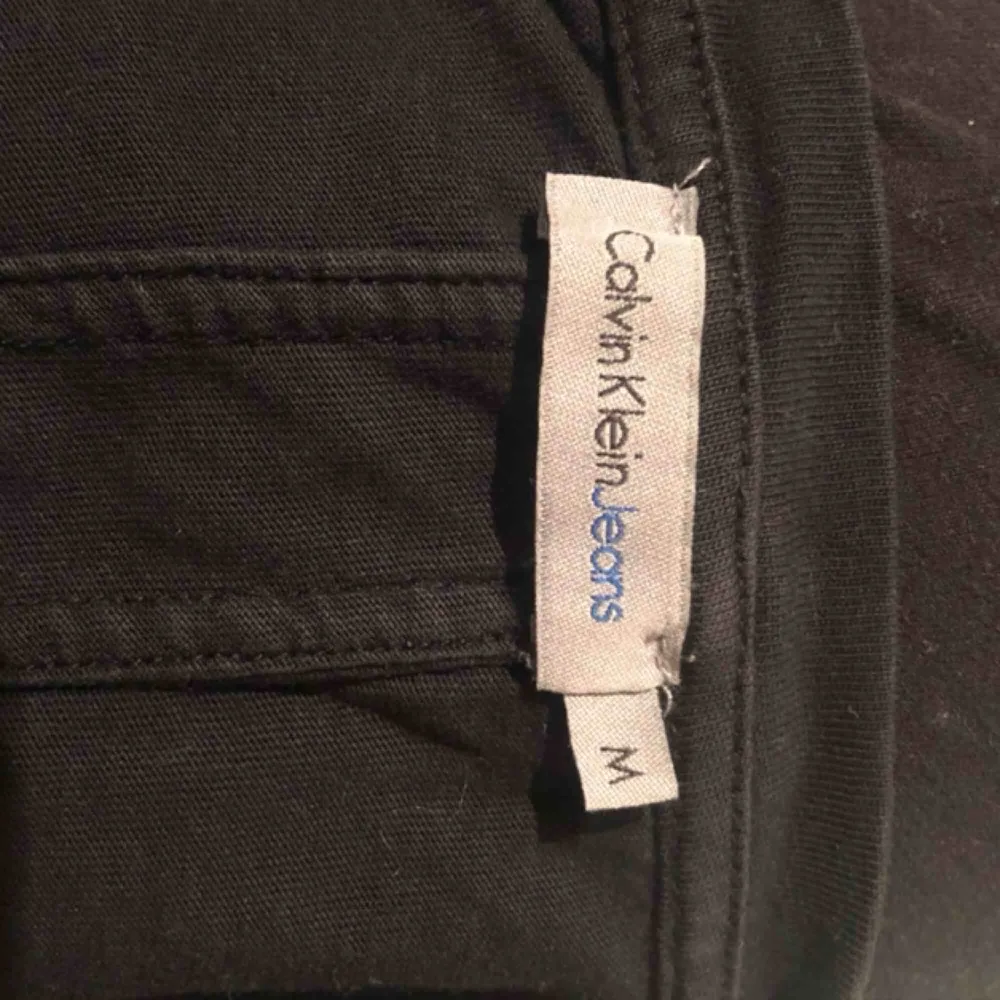 Äkta svart Calvin Klein t-shirt. Trycket är lite slutet men synns bara om det stretchas ut mycket, kan skicka bild om det behövs. Köparen står för frakten. T-shirts.