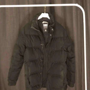  - Helly Hansen pufferjacket. Väldigt varm och i mycket bra skick! Kan skickas fler bilder vid intresse