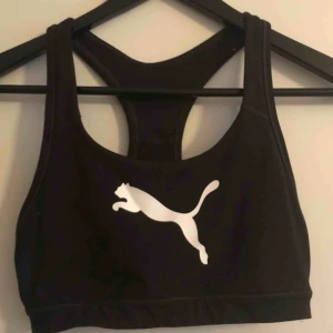  - Puma sport-bh. Säljer då den nu mera är för stor för mig. Fint skick. Frakt tillkommer. 