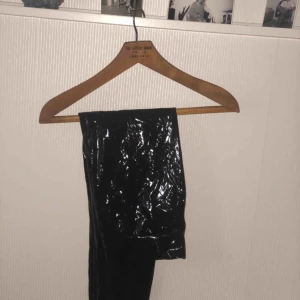  - Dem populära lack-byxorna från boohoo!!🤩 Används aldrig och därför säljs dem tyvärr, inget fel på dem alls dock lite skrynkliga på :/ hör av er💛 frakten kommer bli 59kr