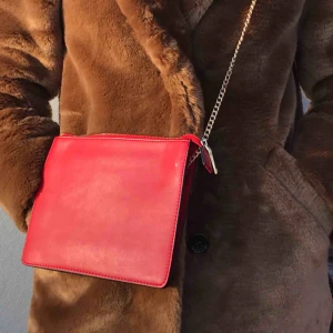 Röd väska från mango - Söt röd liten väska från Mango. Går att använda som cross-body-bag eller one-shoulder-bag! Den har flera fack inuti(bild tre) och väskremmen består av en guldkedja samt själva ”väsktyget”!! Möts upp i Stockholm eller skickar!!