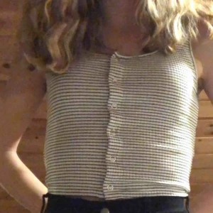  - Fint svart vitt linne! Skönt material! Knäppning där fram så du kan bestämma hur urringat du vill ha. Köparen står för frakten 🥰