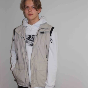  - En beige väst med snygga svarta detaljer!🤩