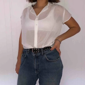  - Vit blus med najs detaljer som man kan ha åt båda hållen