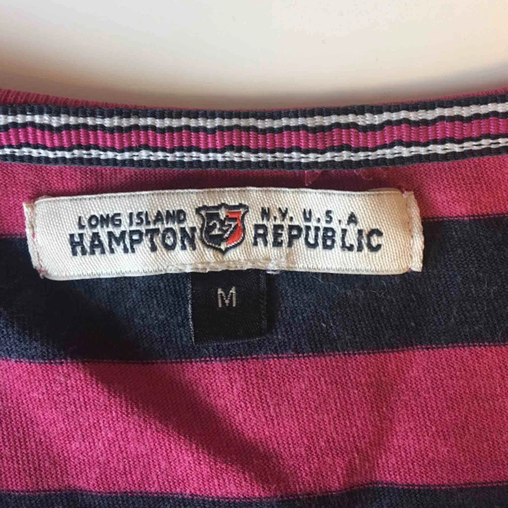 Blå/rosa tröja från Hampton Republic. Frakt tillkommer på 18kr❣️. T-shirts.