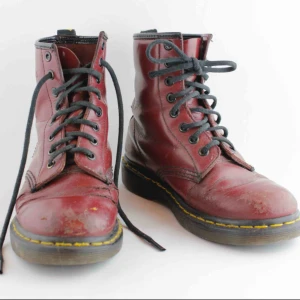  - Vinröda Dr Martens, välanvända men funkar absolut fortfarande. Storlek 36. Finns I Åre men kan även skickas mot 63kr spårbar frakt. 