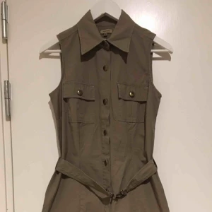  - Khaki skjortklänning  Storlek S  Hämtas i Bromma eller skickas. Köparen står då för frakt