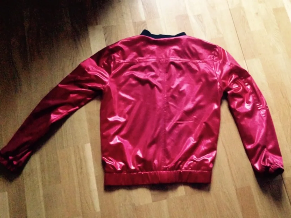 Party jacket in red 
Very soft and comfortable material. Jackor.