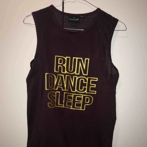  - Lila träningströjor ifrån oxide med dragsko i midjan. Aldrig använd. Frakt tillkommer!