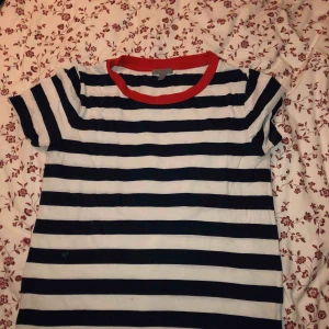  - Randig t-shiet från COS som är i bra skick!