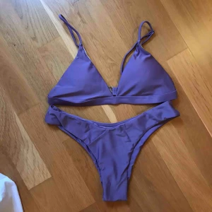  - Helt oanvänd, endast provad och säljer då överdelen var för liten för mig. Jättefin! Står storlek M, men är enligt mig en S. Frakt tillkommer!