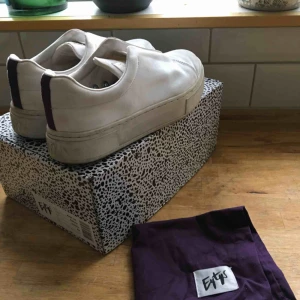  - Säljer mina vita doja-eytys i storlek 40. Använts några fåtal gånger så ser inte helt ut som i nyskick men inte allt för smutsiga, går säkert att gnugga bort. Både kartong och dustbag kommer med på köpet!