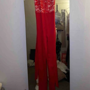  - En röd jumpsuit från DM, använd endast en gång och sitter väldigt fint bak och fram. Vill du ha en bild på så skriv ✨