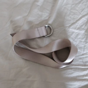  - Helt nytt trendigt oanvänt beige skärp med silver och läderdetalj från Bik Bok. Nypris 179 kr. 🌟