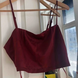  - Croptop köpt i Australien, kan inte visa den på för för liten. Ses gärna i Stockholm, annars betalar kunden frakt. 