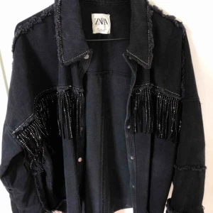  - Jätte snygg jacka från ZARA, använd få gånger. Inköpt i augusti. Storlek L (snygg som oversize) frakt tillkommer! 🥰 snygg nu till hösten 😍
