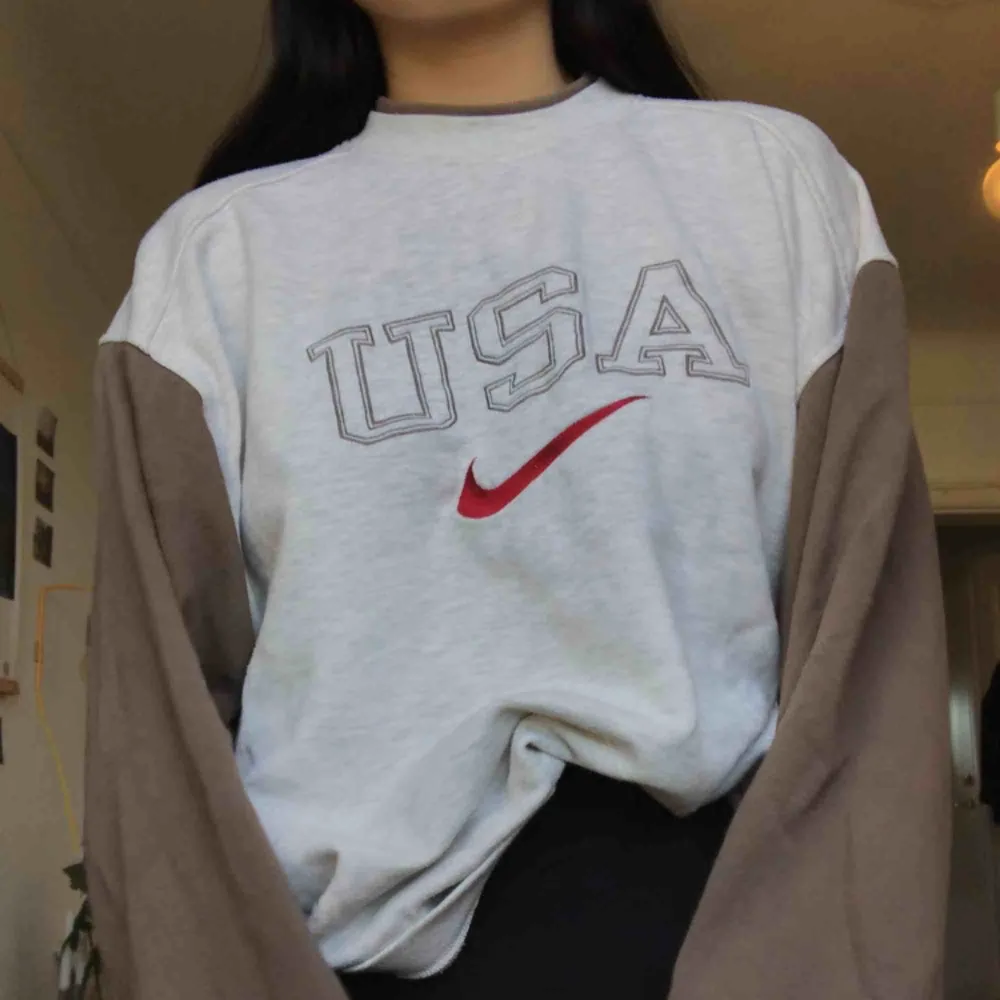 Så mysig sweatshirt som tyvärr inte används tillräckligt mycket och förtjänar ett bättre hem. Äkta Nike, second hand! Storlek M i tröjan men passar storlekar upp till L beroende på hur man vill att den ska sitta! Köparen står för frakt 60:-. Hoodies.