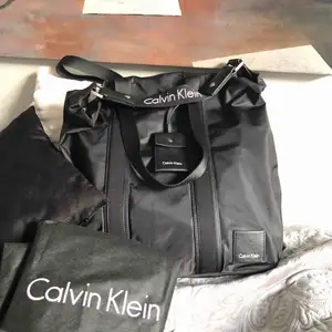 Skit ball Calvin Klein väska med stort utrymme i, köpt förra året för 4 000kr med dock använde aldrig:/Passa på hörni!👽äckta*