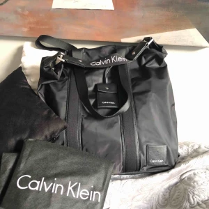  - Skit ball Calvin Klein väska med stort utrymme i, köpt förra året för 4 000kr med dock använde aldrig:/Passa på hörni!👽äckta*