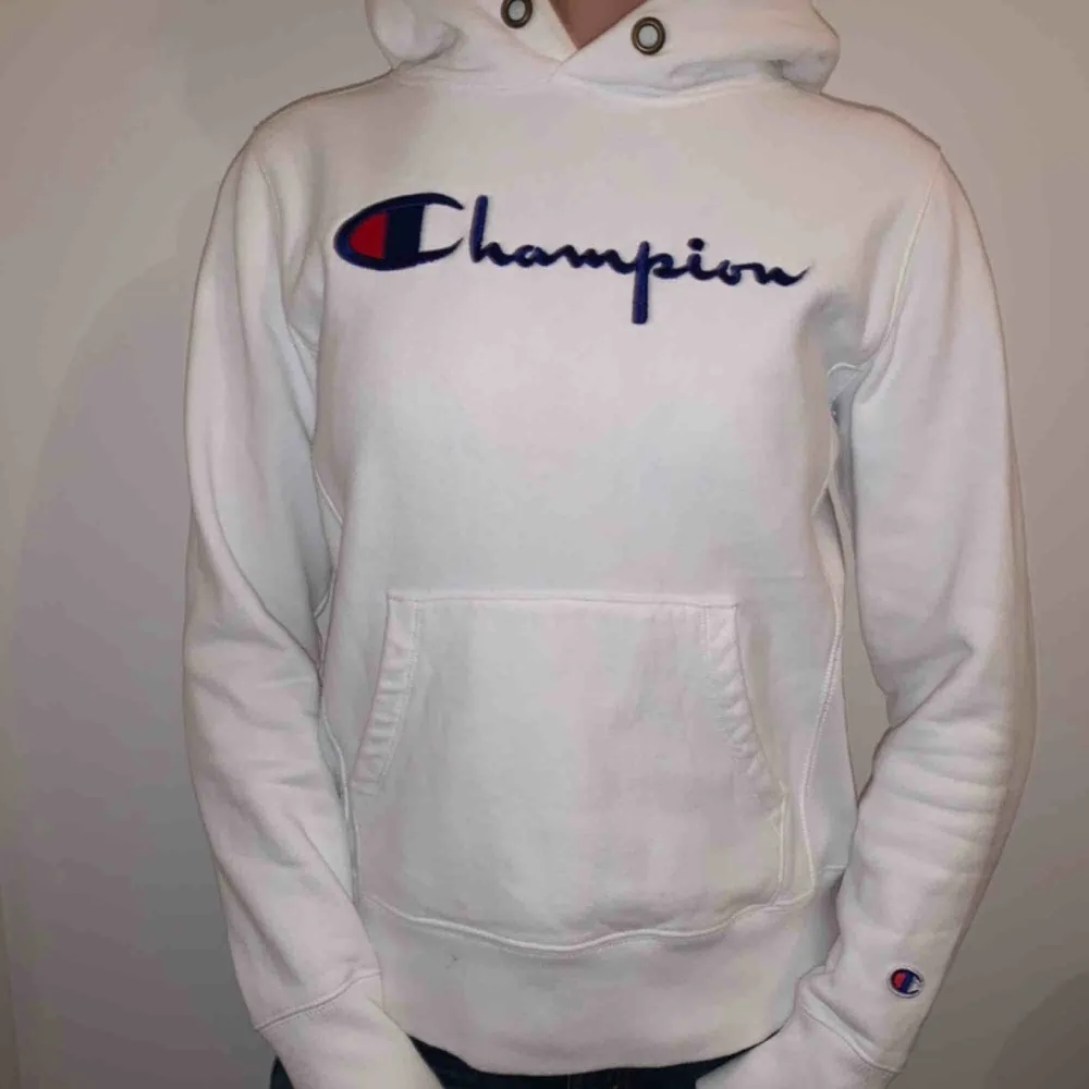Vit hoodie från Champion, liten i storlek, passar XS/S. Hoodies.