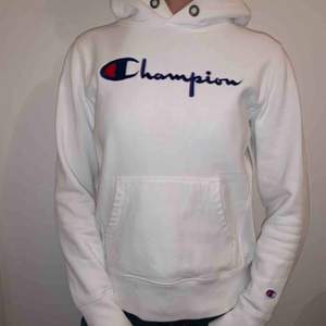 Vit hoodie från Champion, liten i storlek, passar XS/S