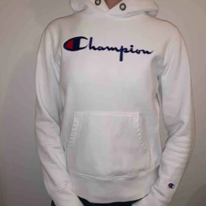  - Vit hoodie från Champion, liten i storlek, passar XS/S