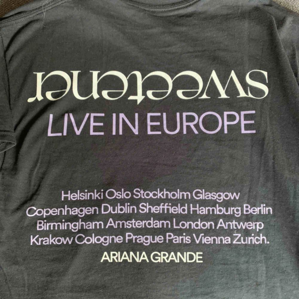 köptes på ariana konserten i stockholm 7 oktober 2019.Frakt ingår i priset!. T-shirts.