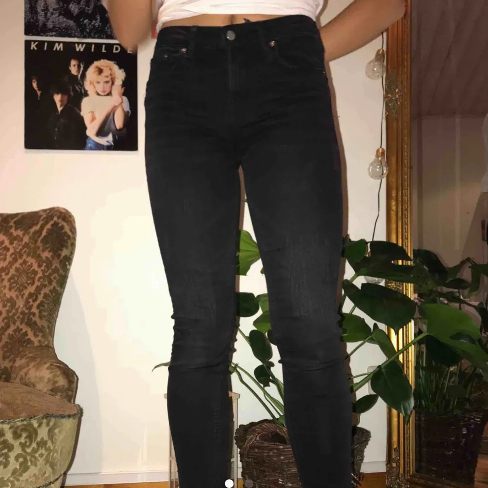 (Lägger upp igen) Svarta Jeans från zara med detaljer vid anklarna. Supersköna & stretchiga i materialet. Har även lite slitningar på själva benen.. Jeans & Byxor.