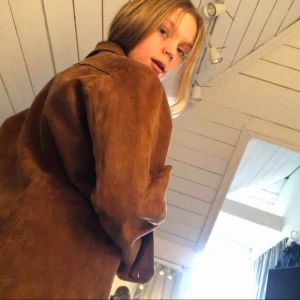  - Jättesnygg och trendig vårjacka i mocka. Ganska tunn men passar perfekt en blåsig sommardag eller på våren. 