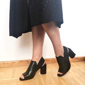 Supersnygga klackskor från COS. Skorna är i äkta läder med gummiband i hälen som gör dem sköna att gå i. Aldrig använda, säljes pga för stora. 🌸