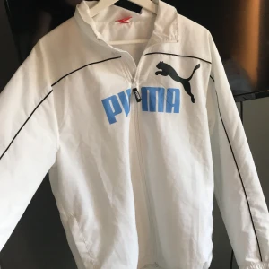 Vintage puma höst jacka - Köpt i våras på beondretro,storlek s men skulle säga ty den är mer som en m men s funkar okså de betror på hur man vill att den ska sitta,använd fåtal gånger ,köpt för 600.Buda med 30kr över varandra budgivningen avslutas på lördag,💕kom privat för mer frågor