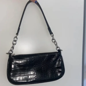 Axelväska - Axel väska som inte andvänds längre , frakt tillkommer eller så möts vi upp ! 