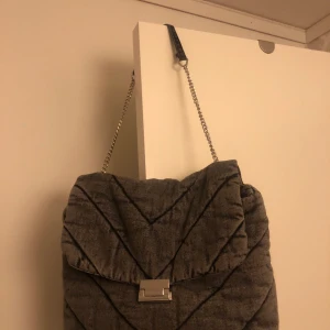 Zara väska - Grå väska från zara. Bra skick🥰 