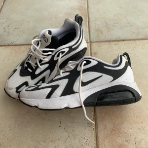 NIKE AIR MAX 200 - Snygga sneakers, sparsamt använda och jättefint skick! Normala i storleken. Frakt tillkommer!💘