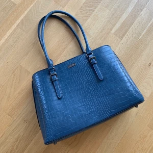 Skol/shopping väska - Såå fin väska i fin färg men använder inte längre. Man kan ha den som skol/jobb väska eller för shopping. Har ett fack i mitten för laptop. Märket e Don Donna. Köptes för 600kr för ett år sen 🥰