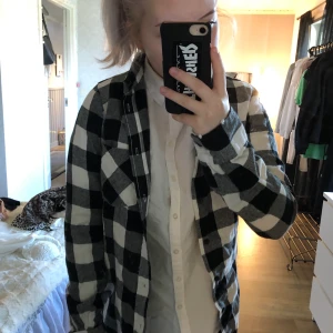 Flanellskjorta - Flanellskjorta som aldrig är använd, super fint skick. 80kr + frakt som köparen står för!
