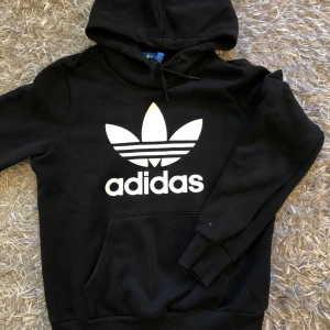 Adidas hoodie XS - Köpt för 600:-. Använd fåtal gånger, som ny i kvaliteten. Kan frakta. Bud med start från 100:-