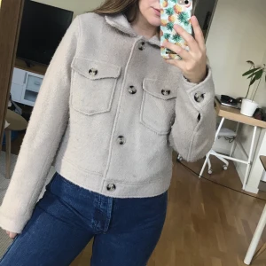 Beige jacka - Beige jacka från H&M i storlek S i ullblandning. Lite nopprig som ni kan se på bilderna. Möts gärna upp i Stockholm men annars betalar köpare frakt (63kr).