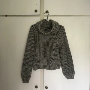 Stickad tröja  - Stickad tröja från bikbok, storlek S. 50kr + frakt ✨