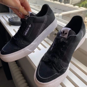 Adidasskor STORLEK 37 - Använda ca 3 ggr. Frakt tillkommer.