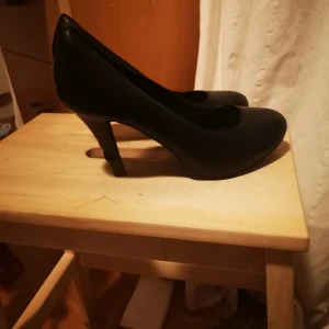 Ett par högklackat  - Högklackat i svart 