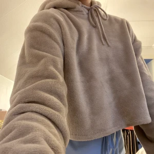 Teddy tröja - Helt oanvänd Teddy tröja ifrån bershka. Extremt fin och passar bra till vintern, säljer den då den inte kommer till användning. Budgivning slutar fredag 18:00🥰