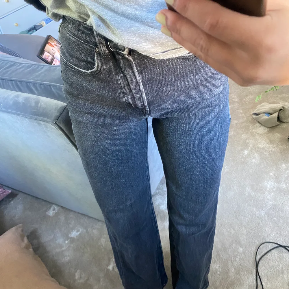 Superfina och sköna wide jeans. Färgen är svart/grå och strl XS. Superbra skick och verkligen trendiga jeans. (priset är diskutebart). Jeans & Byxor.