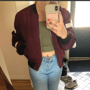 Elly pistol jacka - Säljer min bomberjacka från elly pistol stl xs. Köpt förra året men inte mycket använd alls. Nypris 1000kr säljer den för 450 + frakt. 