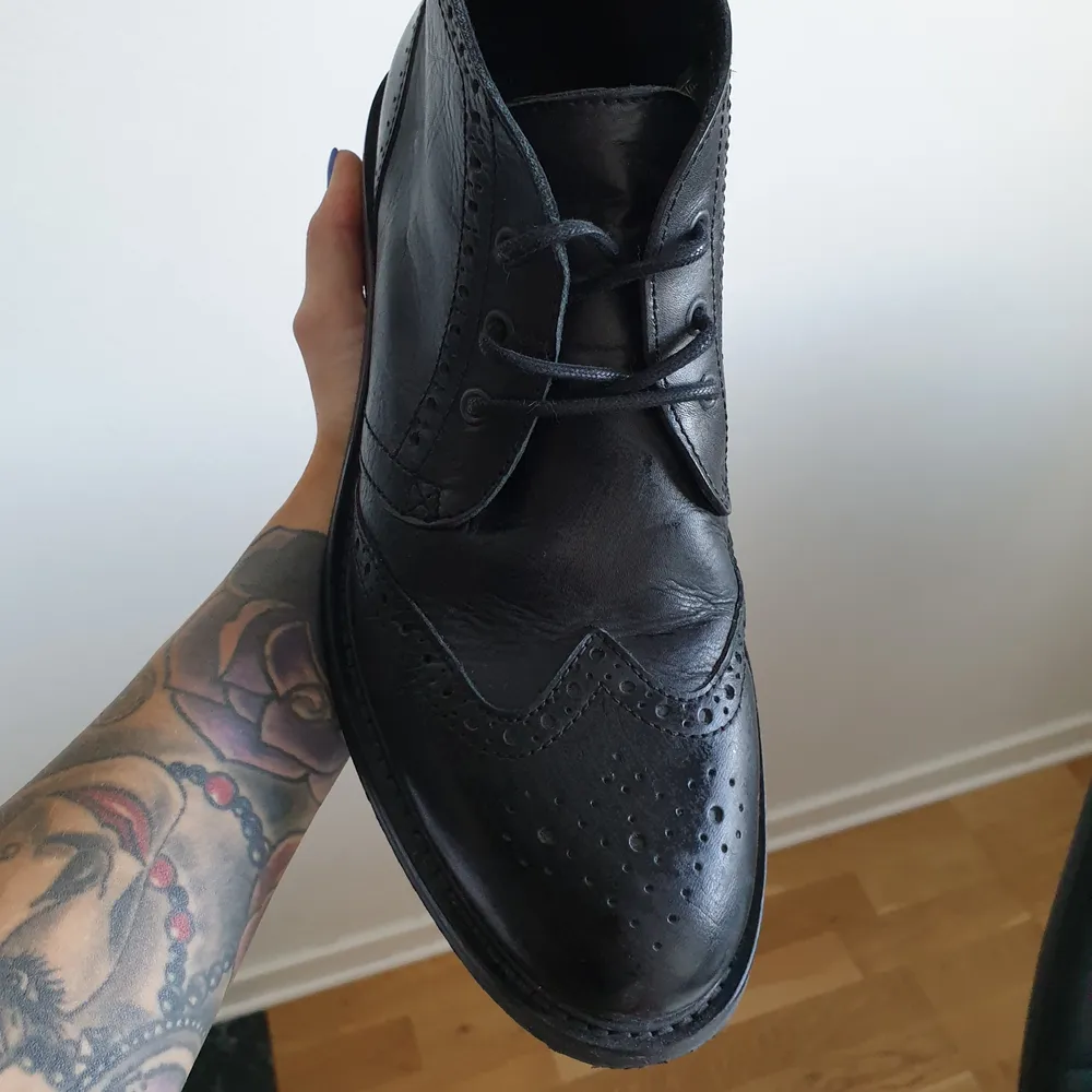 Mens black brogues with laces  - worn only once - size 43. Skor.